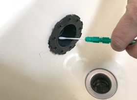 1.追い焚き循環器具を取り外し、検査キットで汚れを採取して計測後、配管内部を洗います。