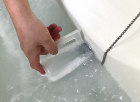 2.配管内部に除菌剤・発泡洗浄剤を入れて除菌・洗浄を行います。