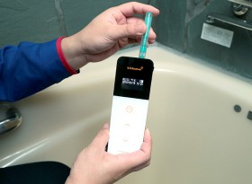5.すすぎ洗浄を行い、検査キットで配管内部の汚れを採取して計測します。
